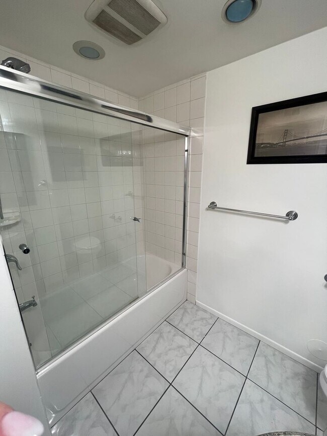 Building Photo - Beautiful 3 Bedroom, 2 Bathroom House w/ a Pool For Rent in Mission Viejo!