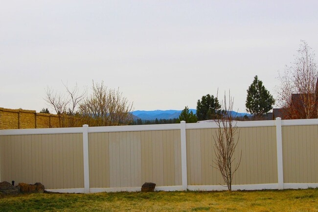 Building Photo - Charming Single-Level Bend Home with New Carpet and Big Yard