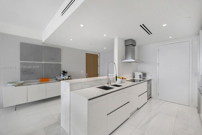 Building Photo - 10203 Collins Ave