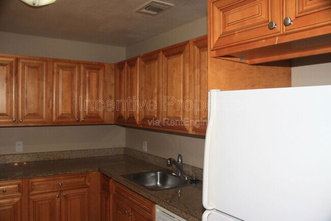 Building Photo - 4177 Versailles Dr