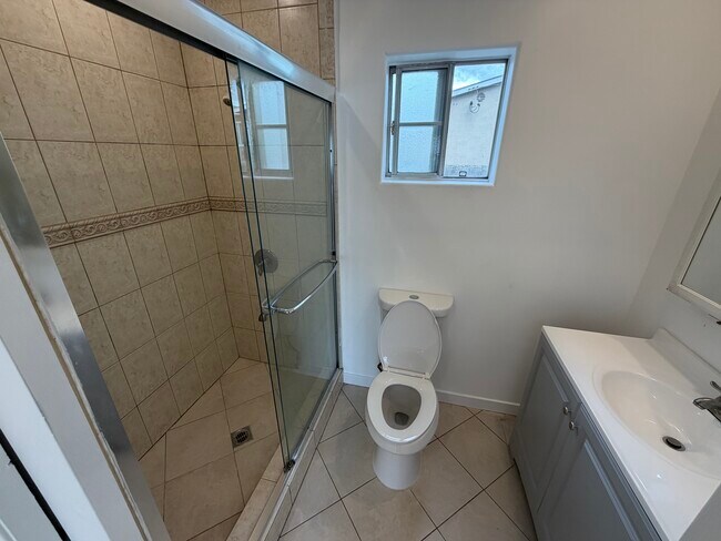 Upstairs Master Bathroom #2 - 1754 N Alexandria Ave