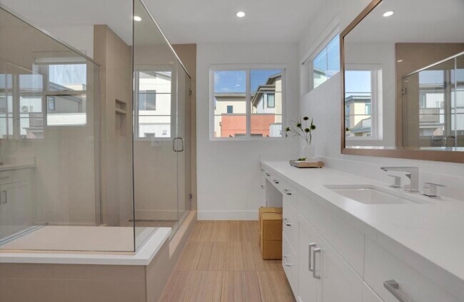 Building Photo - 15107 Shore Dr