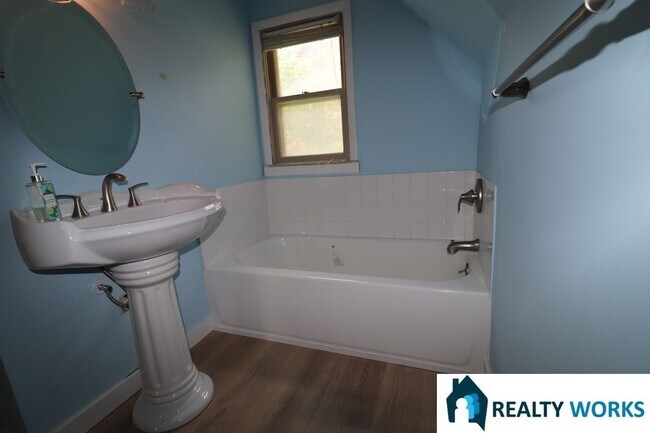 Building Photo - Charming 5 bed House!