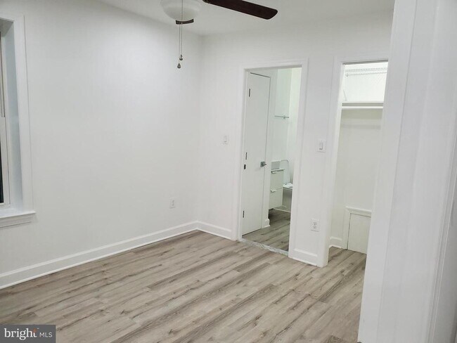 Building Photo - 212 N Van Buren St
