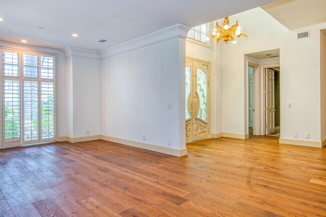 Building Photo - 321 S Palm Dr