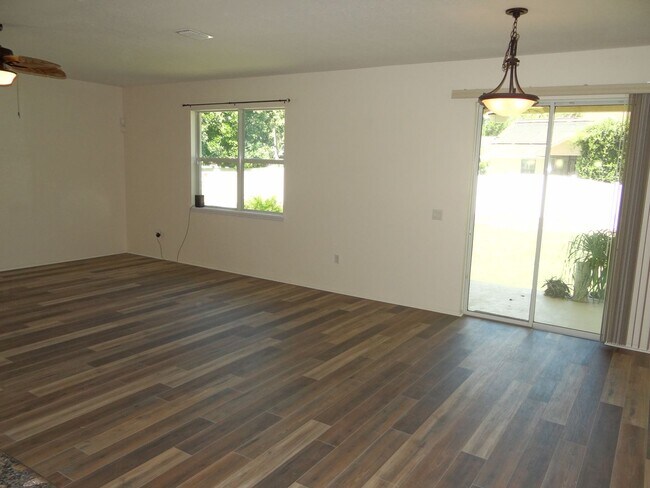 Building Photo - Spacious 4/2/2 home in south St Petersburg