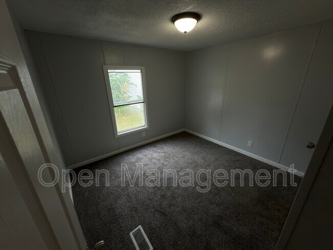 Building Photo - 2710 N Farm Rd 137