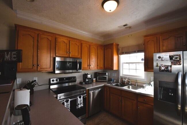 Building Photo - Coming Soon~ 3 Bedroom 2.5 Bathroom Townhome~ Large Corner Lot
