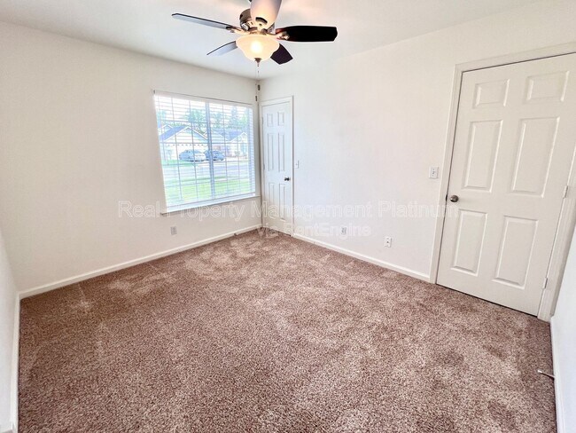 Building Photo - 6535 N Vista Ave