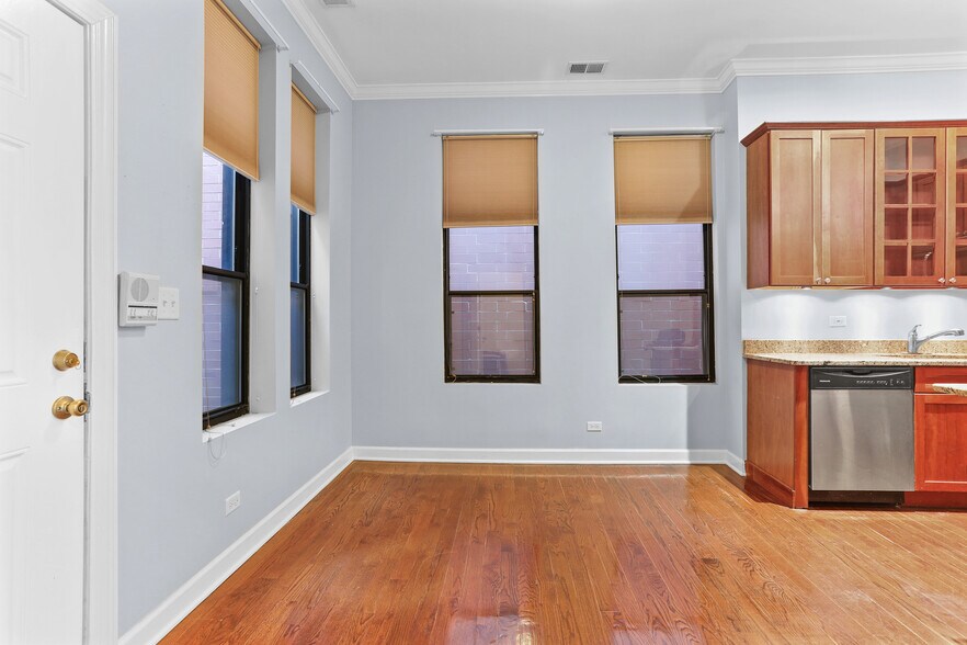 Building Photo - 2672 N Halsted St