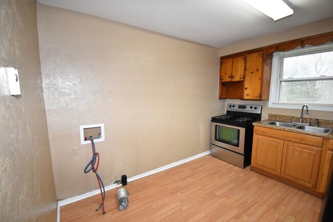 Building Photo - 470 Circle Dr