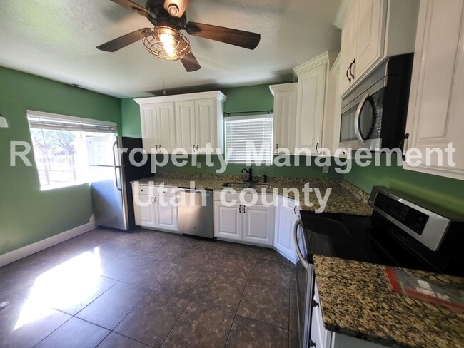 Building Photo - Pet Friendly Home in Provo