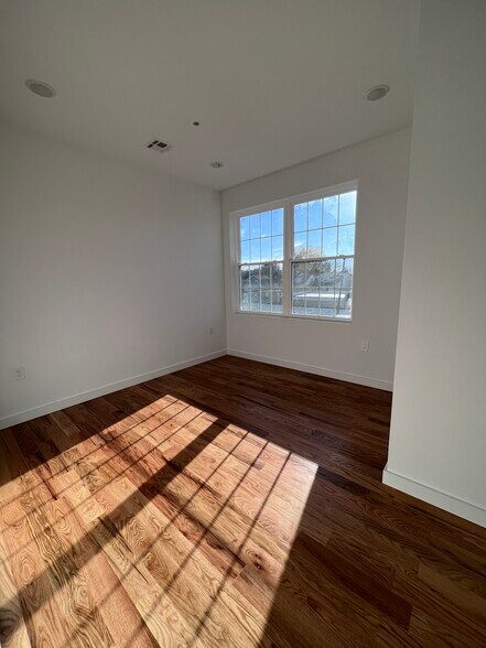 Building Photo - 125 Broughton Ave