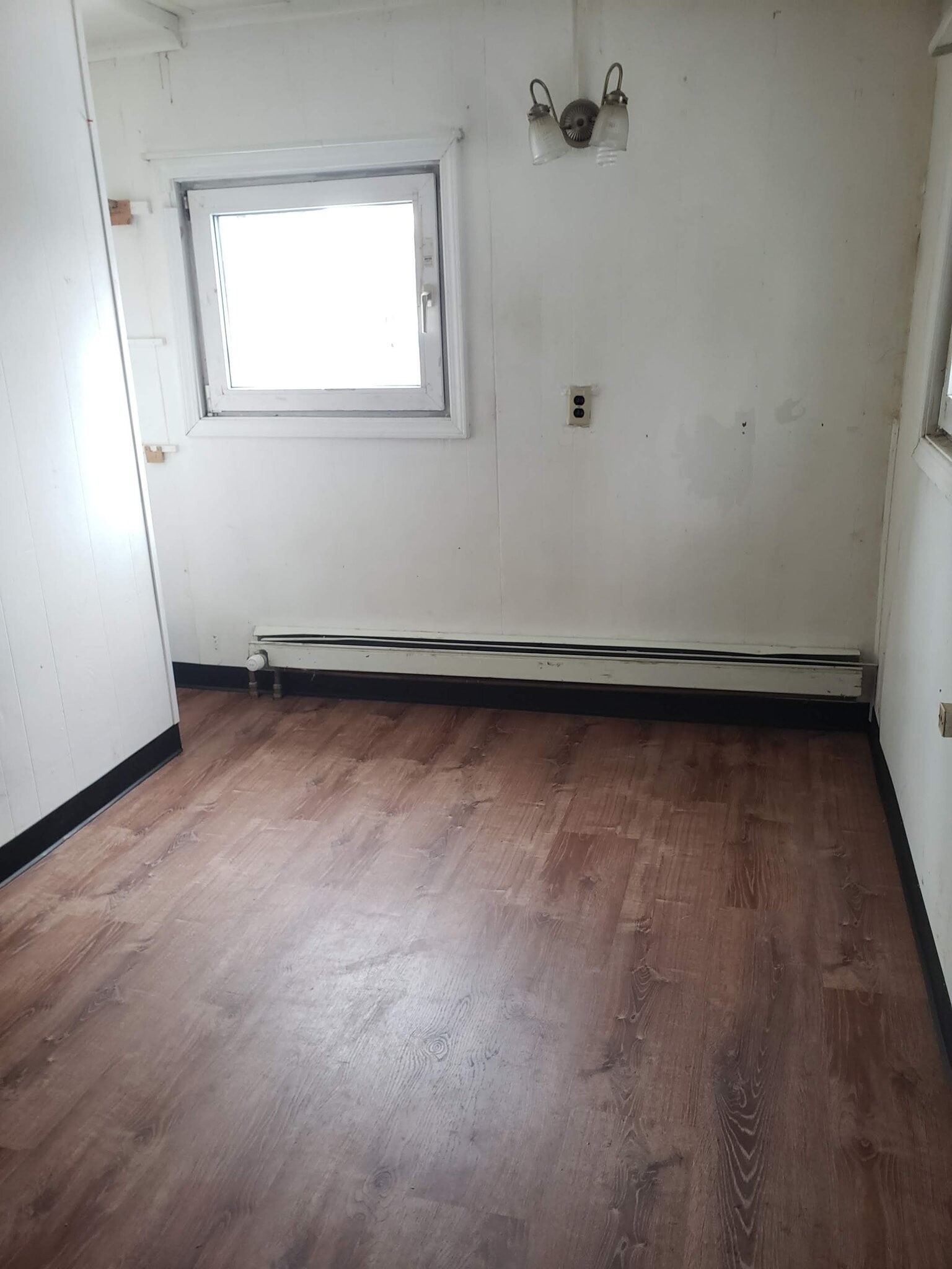 Building Photo - 1128 Hess Ave