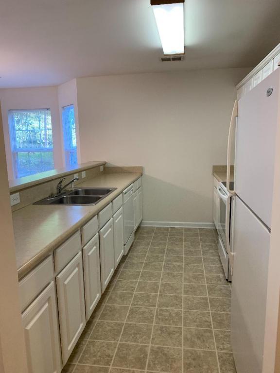 Building Photo - 4850 Meadowsweet Dr