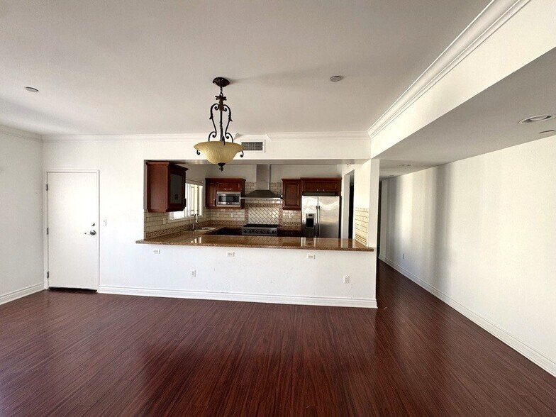 Building Photo - 11848 Kiowa Ave