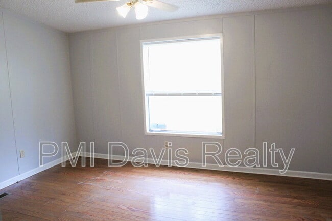 Building Photo - 4687 Mayflower St