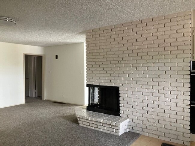 Building Photo - One level home in old Southwest Reno