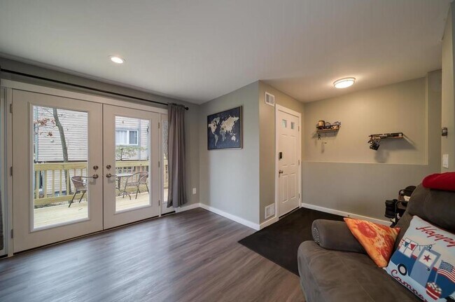 Building Photo - 302 Heights Dr