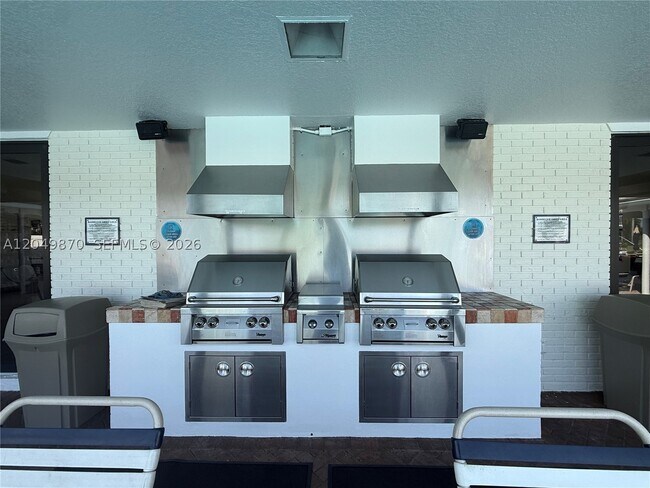 Building Photo - 110 Cypress Club Dr