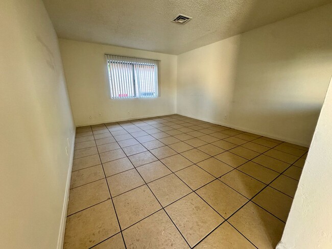 Building Photo - Single-story 1 bedroom unit available for ...
