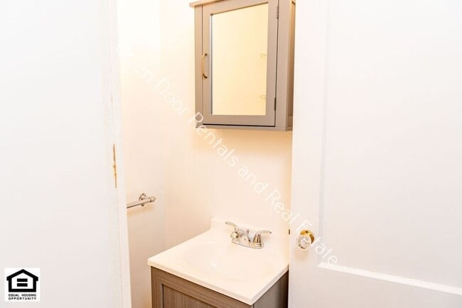 Building Photo - 1320 1/2 S Van Buren