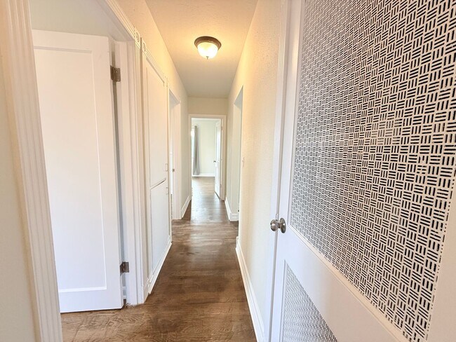 Building Photo - Updated 3-Bedroom Home with Fenced Yard & Garage in Portland