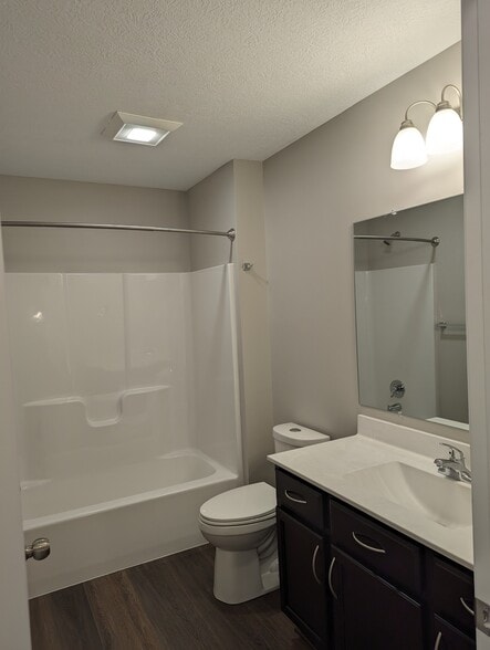 2nd floor full bath - 4262 Stow Rd