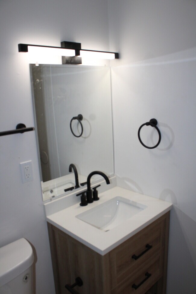 Building Photo - Spacious and inviting 5-bedroom, 2.5-bath home located in Kansas City, MO