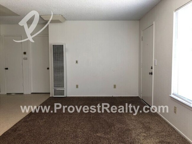 Building Photo - Cute 2 Bedroom 1.5 Bath Home in Victorvill...