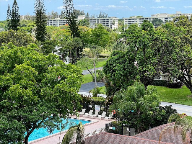 Building Photo - 3000 N Palm Aire Dr