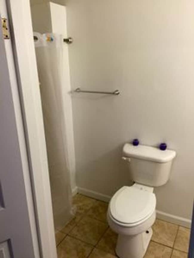 Building Photo - 3 bed 2 bath house. Laundry, all electric,...