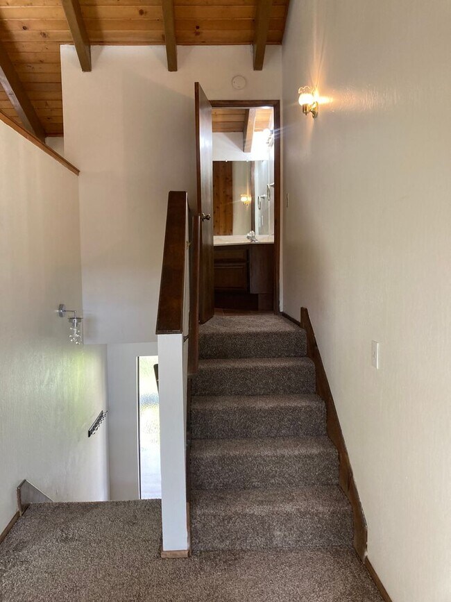 Building Photo - Enchanting Four Bedroom Two and Half Bath Condo in North Meadow Bay.