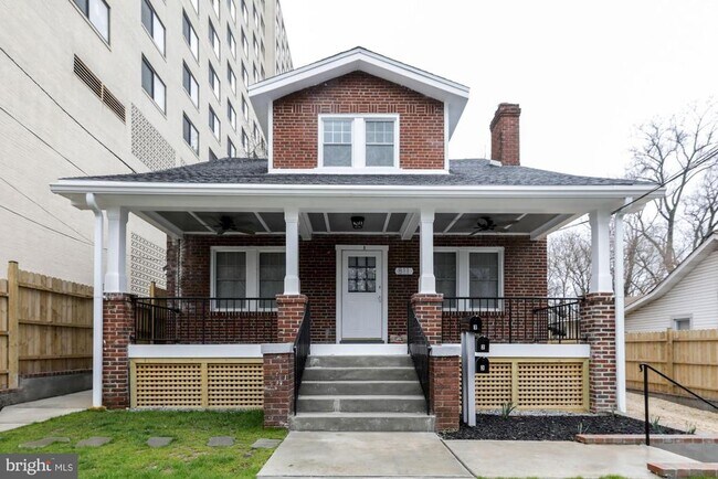 Building Photo - 811 Thayer Ave