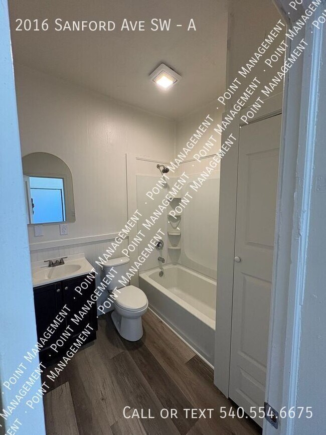 Building Photo - 2016 Sanford Ave SW