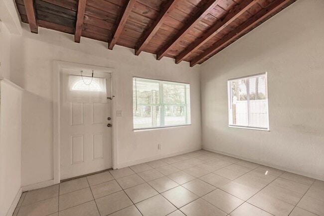 Building Photo - TWO BEDROOM CHARMER IN WEST PALM BEACH