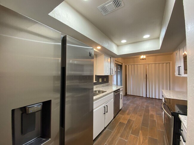 Building Photo - WHISPERING OAKS RARE FIND 3 BD/2 BA AVAILABLE APRIL 7TH!