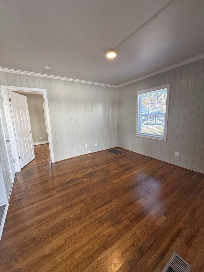 Building Photo - 1437-1459 W. Fourth St. - 12 Unit