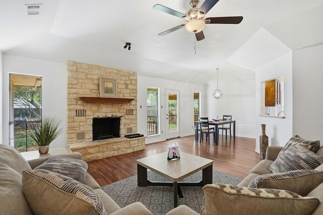 Building Photo - 306 Woodstone Dr