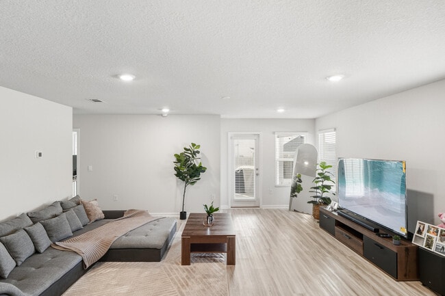 Building Photo - 526 Mary Lou Way