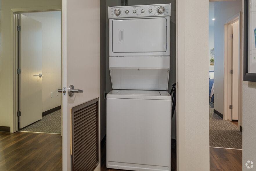 2BR, 2BA - 800SF - Fifteen51