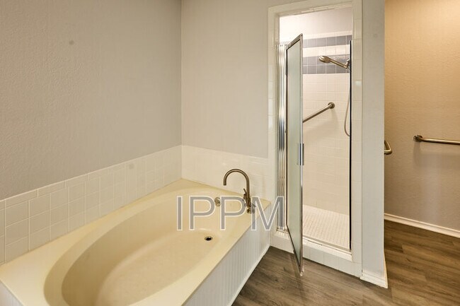 Building Photo - 1813 Lazy Lake Dr