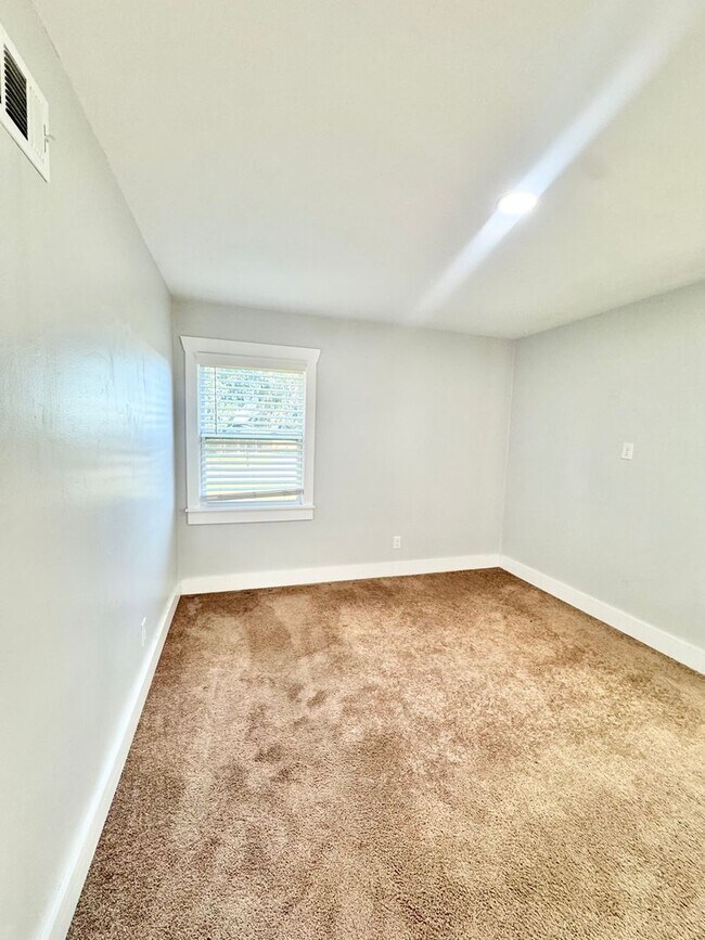 Building Photo - Beautiful white brick ranch styled home off White Bluff in Savannah, Ga!