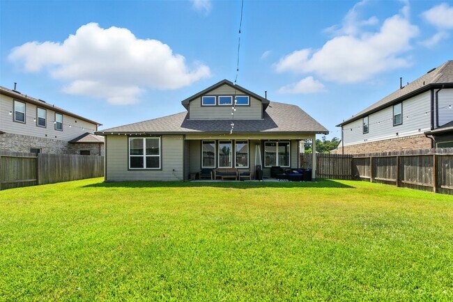 Building Photo - 14245 Lake Lodge Dr