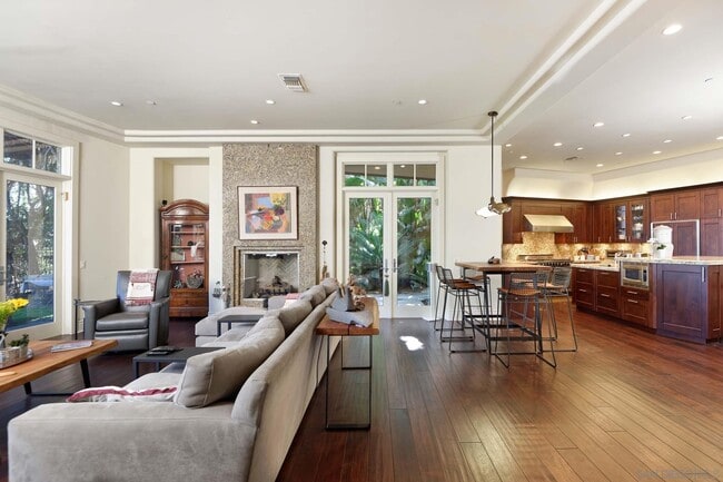 Building Photo - 6717 La Jolla Scenic S Dr