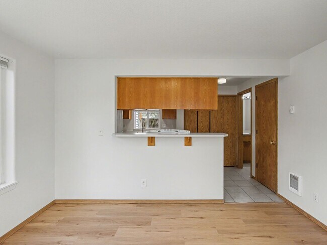 Building Photo - NAVAB02