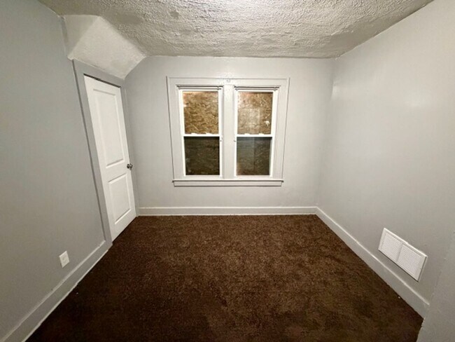 Building Photo - 4 Bedroom 2 Bath Brick Tudor For Lease Wel...