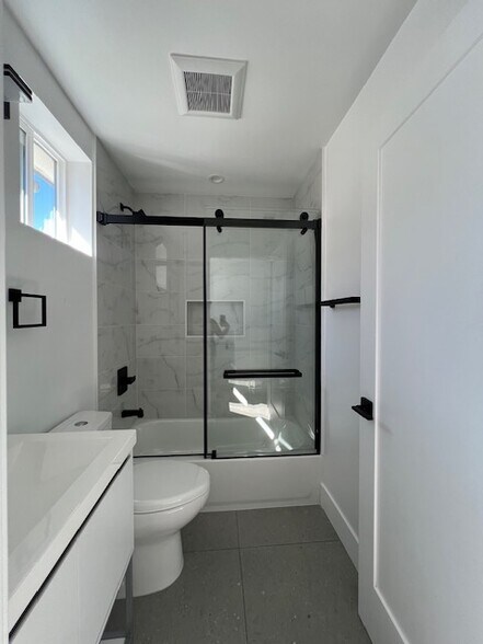 Building Photo - 640 W 45th St