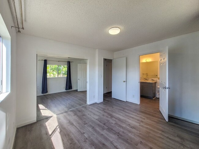 Building Photo - 3BR / 2Bath / 3Pkg - Home in Aiea!