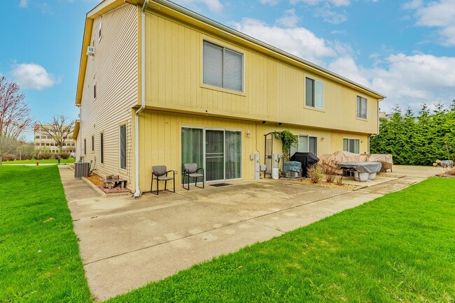 Building Photo - 305 Creekside Dr